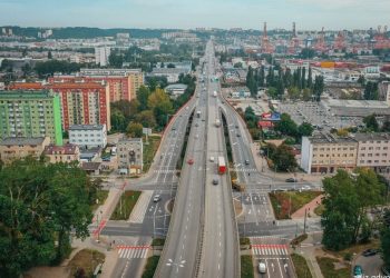 Widok z lotu ptaka na Estakadę Kwiatkowskiego w Gdyni oraz układ drogowy prowadzący w kierunku portu