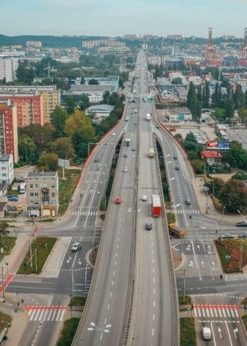Widok z lotu ptaka na Estakadę Kwiatkowskiego w Gdyni oraz układ drogowy prowadzący w kierunku portu