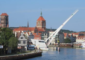 Panorama Gdańska nad Motławą z widocznym Żurawiem i zabudową Starego Miasta