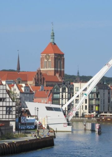 Panorama Gdańska nad Motławą z widocznym Żurawiem i zabudową Starego Miasta