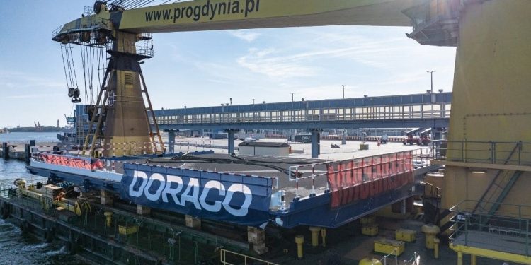 Montaż stalowej rampy promowej w Terminalu Promowym w Świnoujściu przy użyciu pływającego dźwigu podczas prac modernizacyjnych