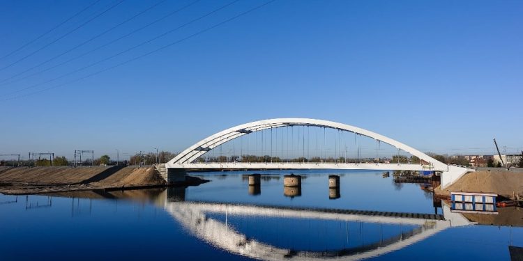 Most kolejowy nad Martwą Wisłą w Gdańsku jako element rozwoju infrastruktury portowej