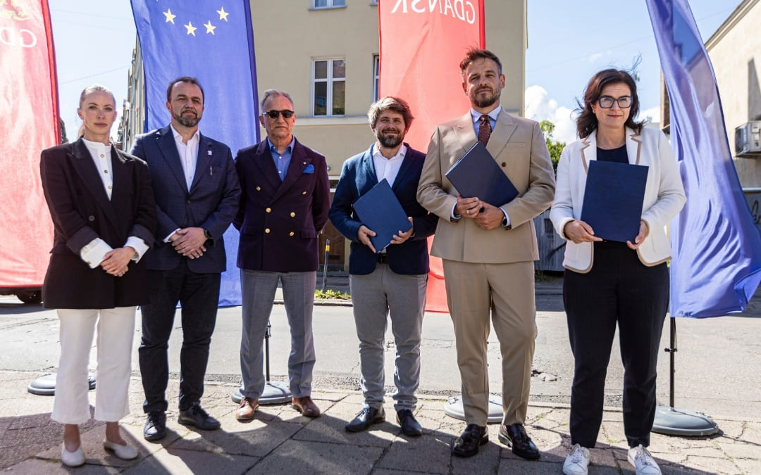 Przedstawiciele miasta Gdańska podczas podpisania umowy dotyczącej budowy Kanału Ulgi Potoku Strzyża