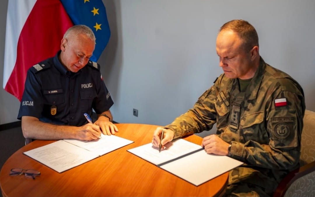 Przedstawiciele pomorskiej Policji i 7 Pomorskiej Brygady Obrony Terytorialnej podpisują porozumienie o współpracy