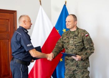 Przedstawiciele Policji i 7 Pomorskiej Brygady Obrony Terytorialnej podczas spotkania po podpisaniu porozumienia