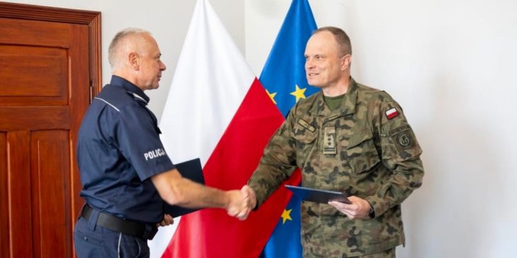 Przedstawiciele Policji i 7 Pomorskiej Brygady Obrony Terytorialnej podczas spotkania po podpisaniu porozumienia