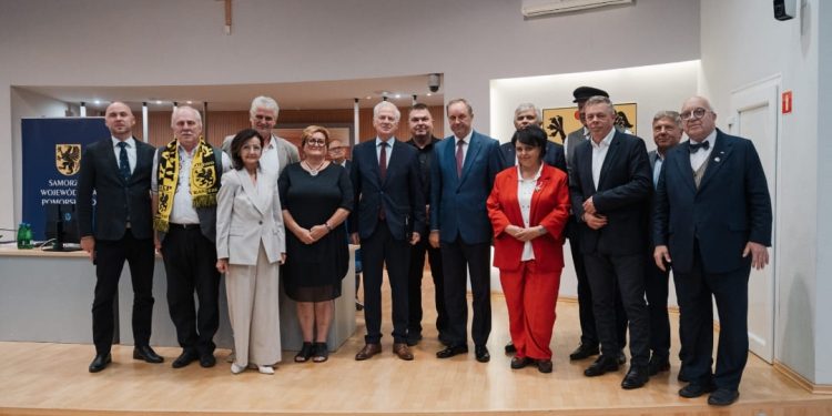 Radni Sejmiku Województwa Pomorskiego podczas posiedzenia w sprawie ustanowienia Narodowego Dnia Zaślubin Polski z Morzem