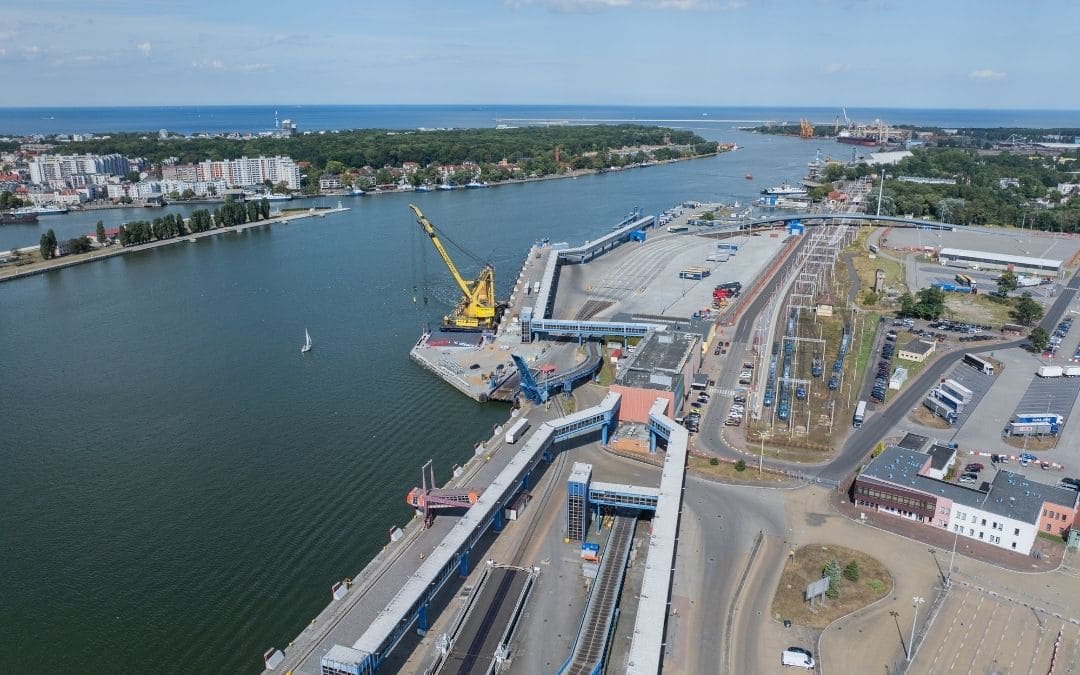 Widok z lotu ptaka na Terminal Promowy w Świnoujściu podczas prac modernizacyjnych i montażu nowej infrastruktury portowej