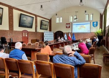 Spotkanie mieszkańców Ustki dotyczące projektu Planu Ogólnego Miasta Ustka w sali Urzędu Miasta.