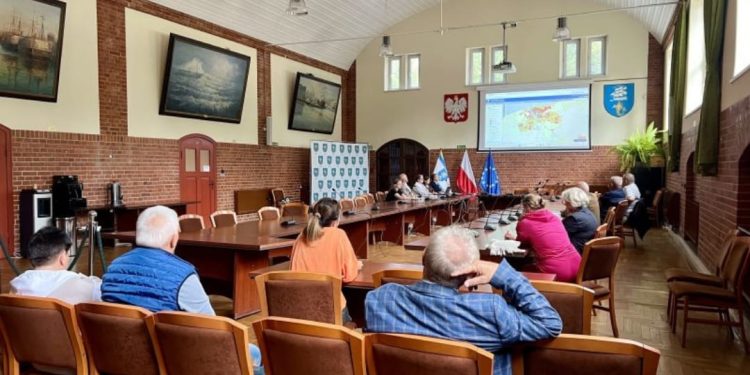 Spotkanie mieszkańców Ustki dotyczące projektu Planu Ogólnego Miasta Ustka w sali Urzędu Miasta.
