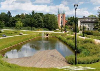 Park Oliwski w Gdańsku, staw i alejki spacerowe z widokiem na Archikatedrę Oliwską w tle