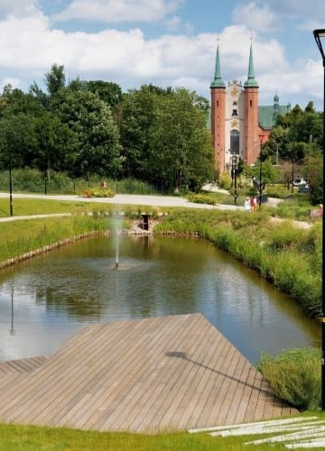 Park Oliwski w Gdańsku, staw i alejki spacerowe z widokiem na Archikatedrę Oliwską w tle