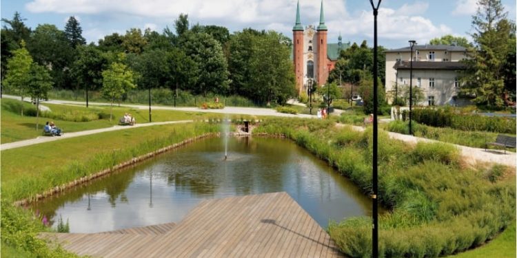 Park Oliwski w Gdańsku, staw i alejki spacerowe z widokiem na Archikatedrę Oliwską w tle