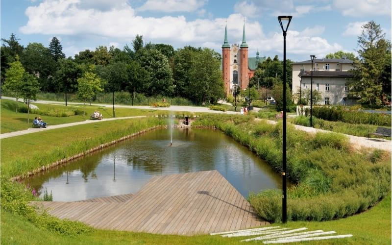 Park Oliwski w Gdańsku, staw i alejki spacerowe z widokiem na Archikatedrę Oliwską w tle